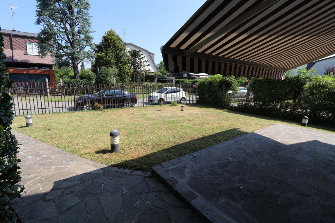 Villa affitto 4+4 Arese (MI)